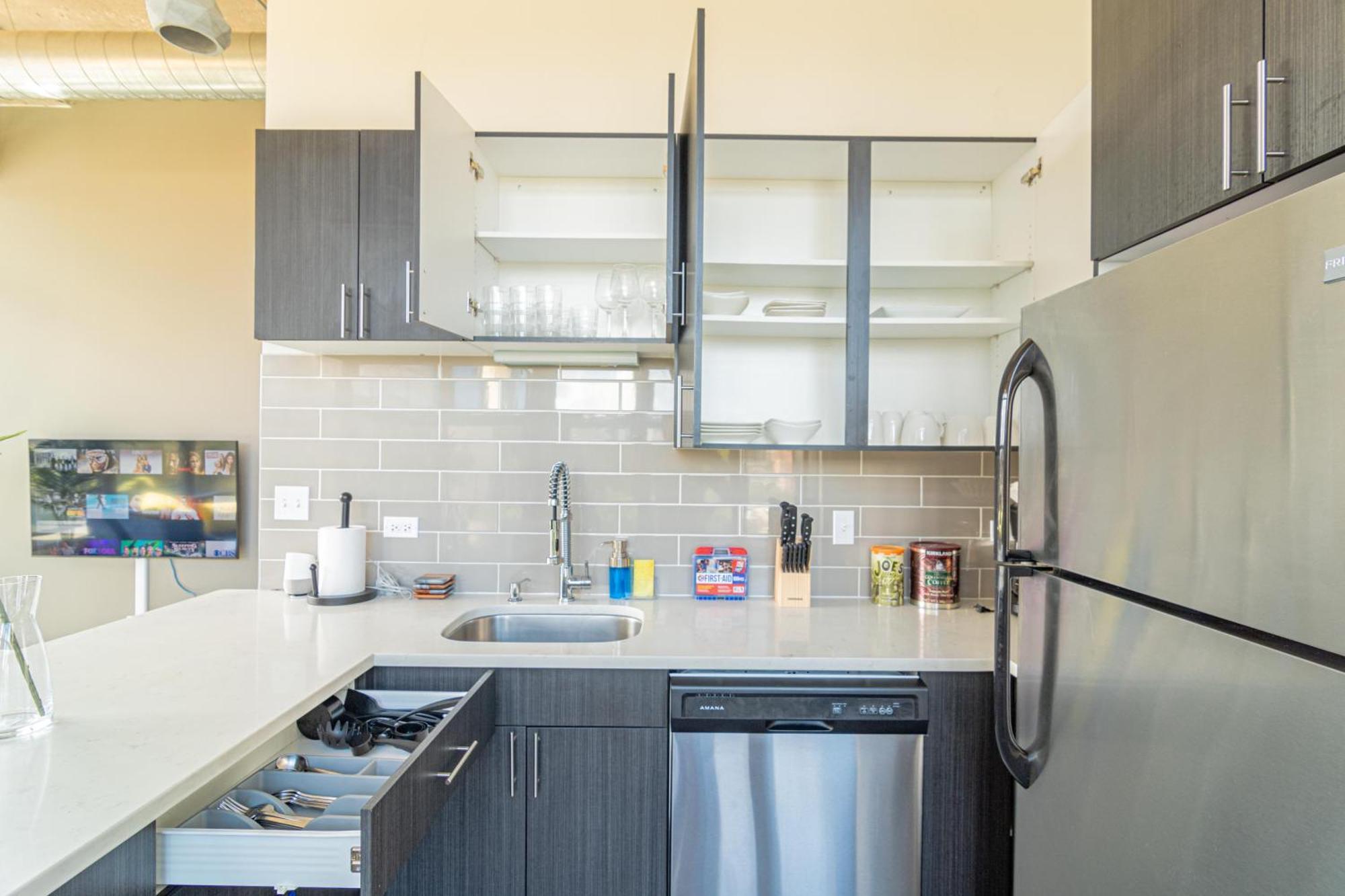 Bright 2Br Luxury Corner Suite With Optional Parking Sleeps 6 Guests Near Mccormick Place And Soldier Field Chicago Bagian luar foto