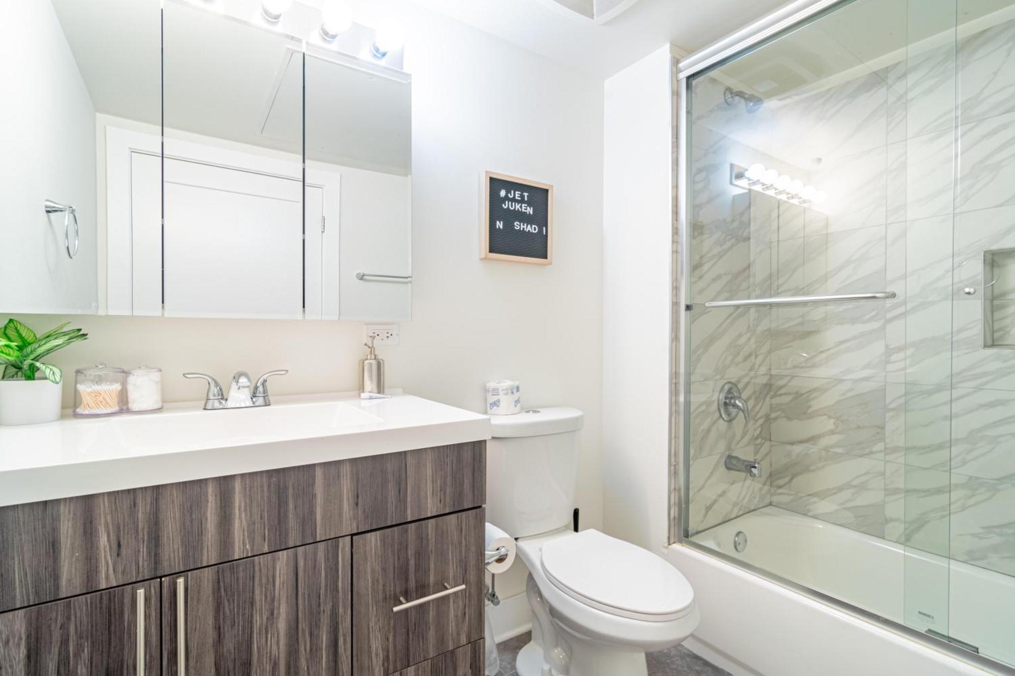 Bright 2Br Luxury Corner Suite With Optional Parking Sleeps 6 Guests Near Mccormick Place And Soldier Field Chicago Bagian luar foto