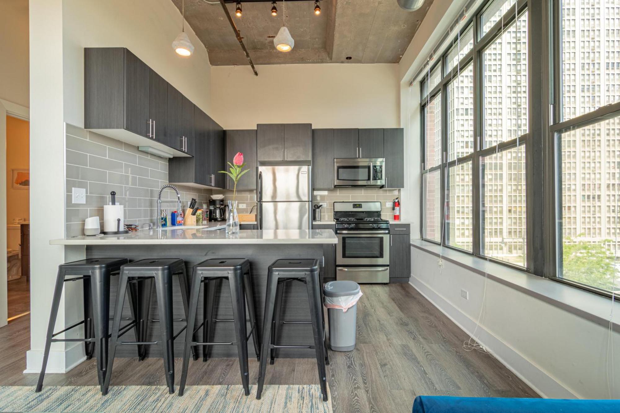 Bright 2Br Luxury Corner Suite With Optional Parking Sleeps 6 Guests Near Mccormick Place And Soldier Field Chicago Bagian luar foto