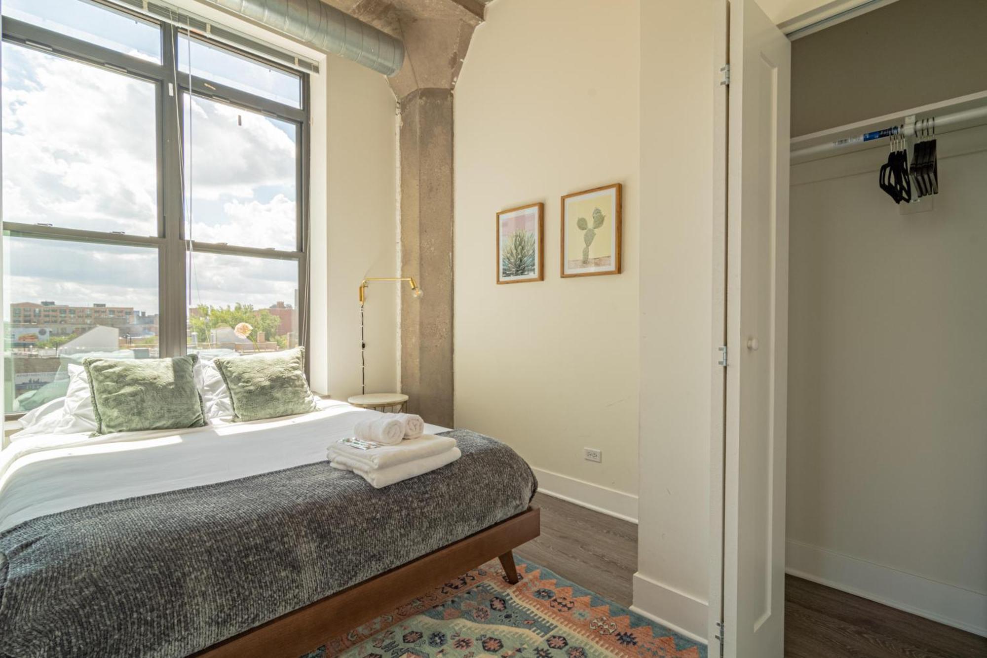 Bright 2Br Luxury Corner Suite With Optional Parking Sleeps 6 Guests Near Mccormick Place And Soldier Field Chicago Bagian luar foto