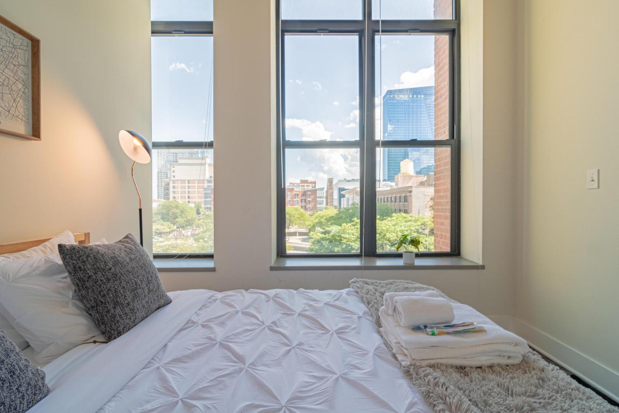 Bright 2Br Luxury Corner Suite With Optional Parking Sleeps 6 Guests Near Mccormick Place And Soldier Field Chicago Bagian luar foto