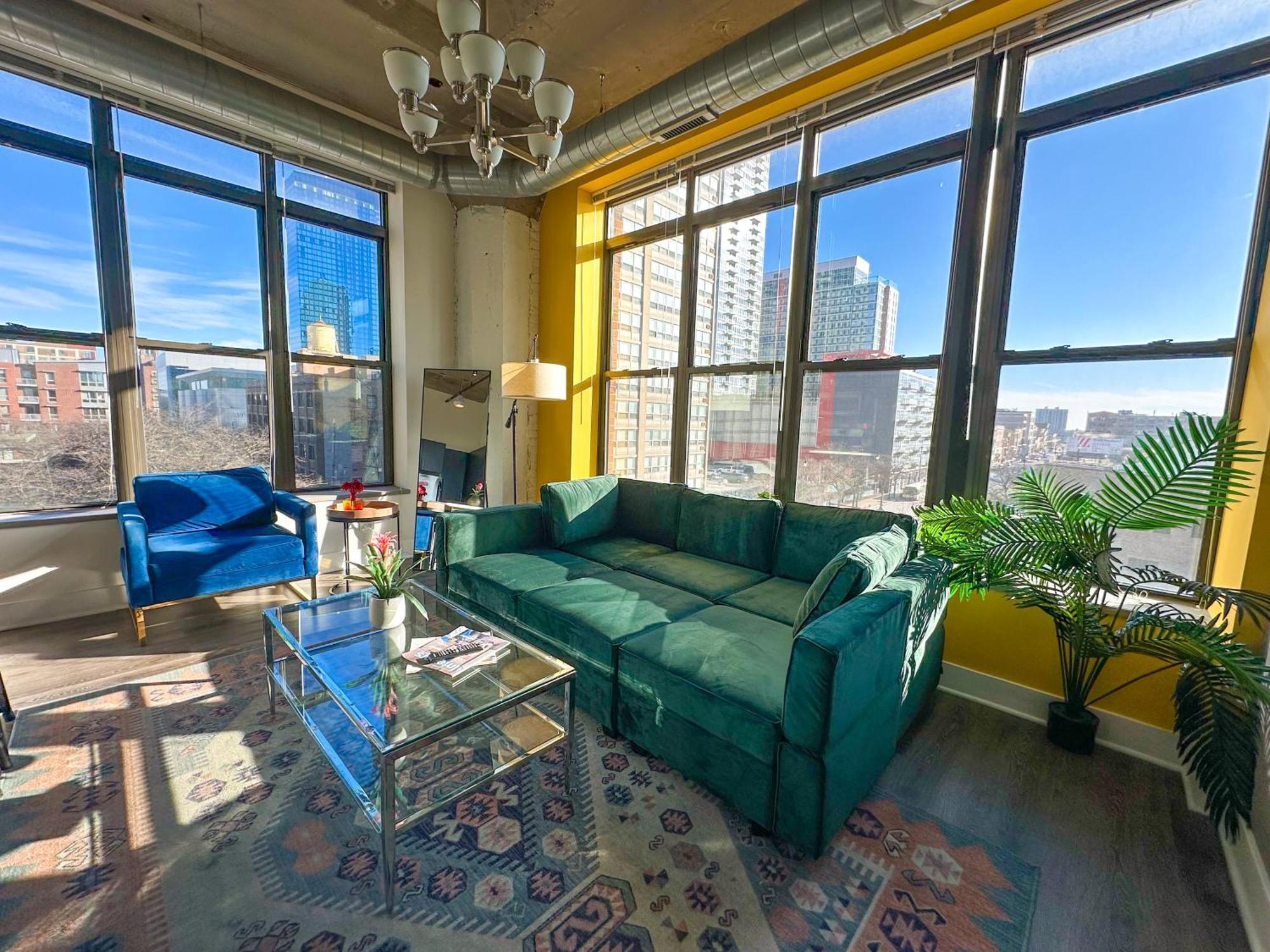 Bright 2Br Luxury Corner Suite With Optional Parking Sleeps 6 Guests Near Mccormick Place And Soldier Field Chicago Bagian luar foto