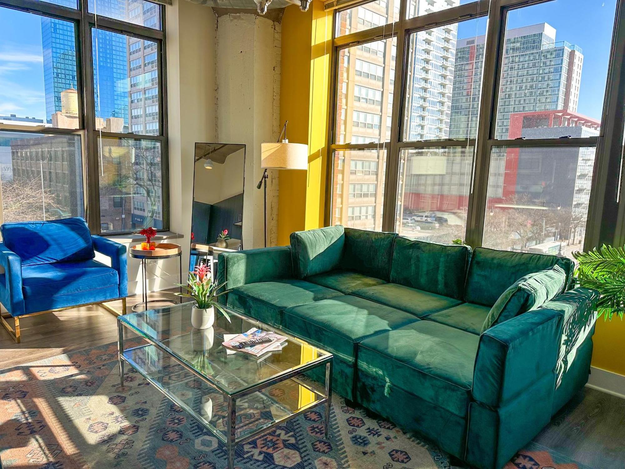 Bright 2Br Luxury Corner Suite With Optional Parking Sleeps 6 Guests Near Mccormick Place And Soldier Field Chicago Bagian luar foto